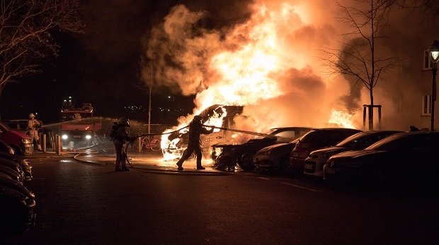 Einsatzkräfte der Feuerwehr löschen mehrere brennende Autos in Berlin-Charlottenburg
