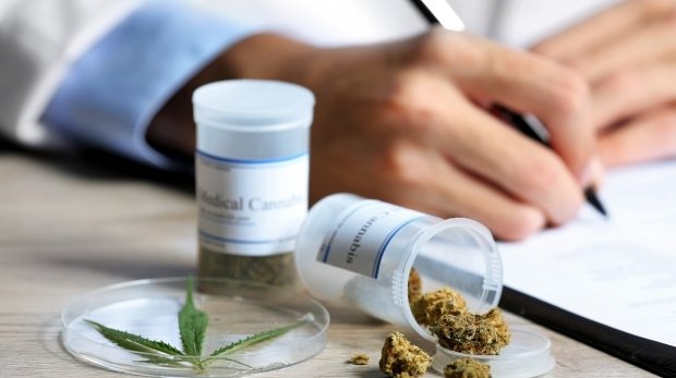 Arzt und eine Dose mit Cannabis