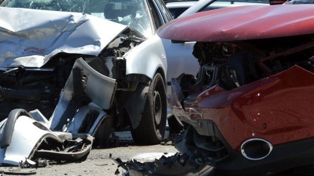 Zwei zerstörte Autos nach einem Unfall (Symbolbild)