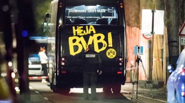 LKA-Beamter untersucht BVB-Bus