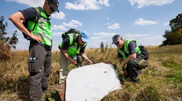 Investigation of the crash site of MH-17