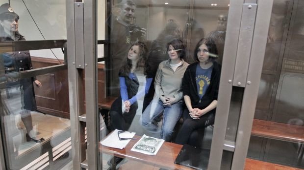 Aktivistinnen von Pussy Riot sitzen im schwerbewachten Glaskasten