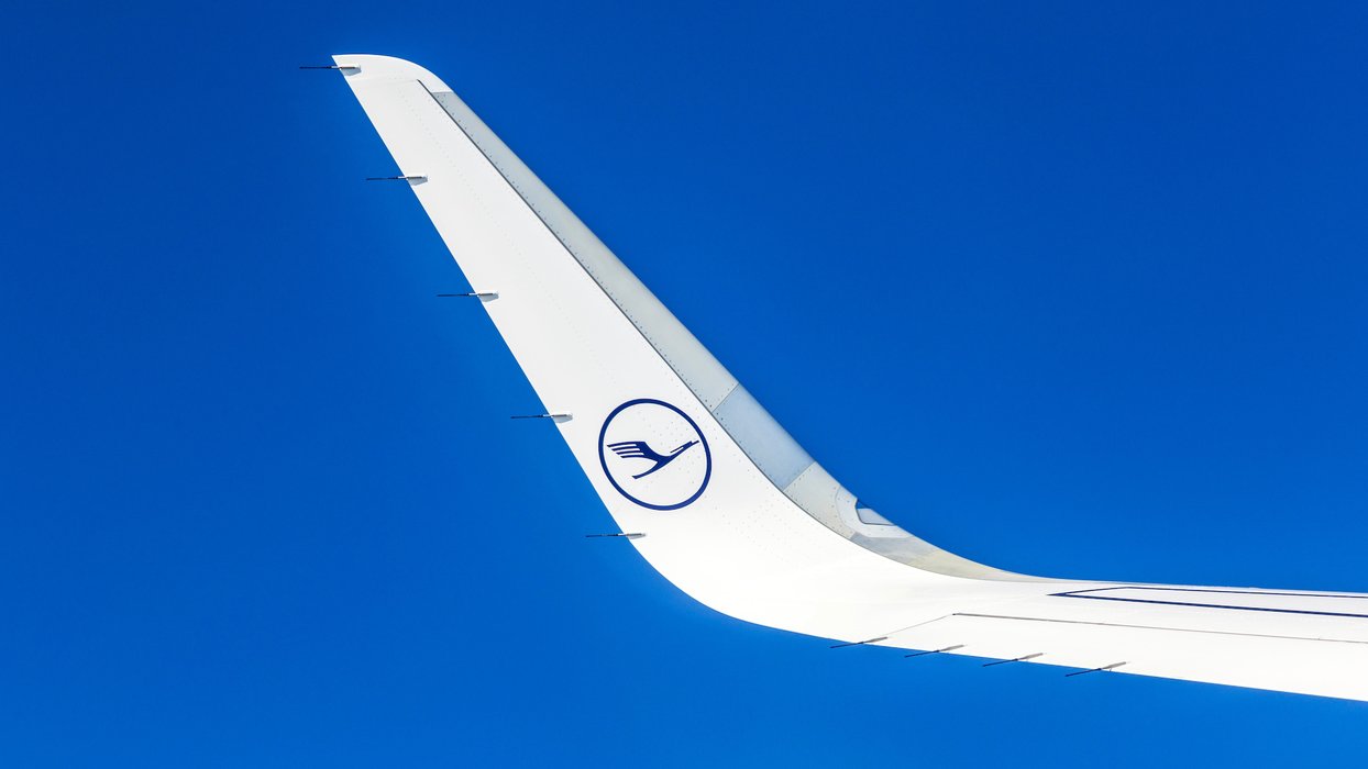 Flügel einer Lufthansa-Maschine