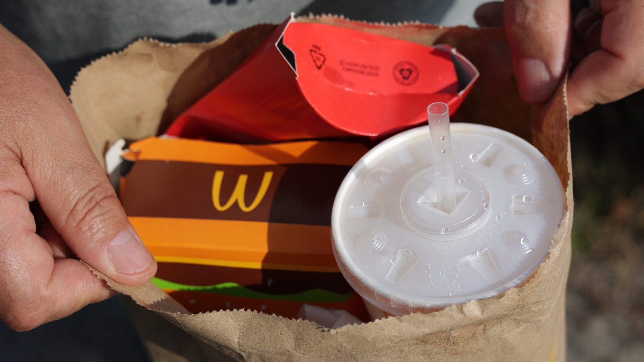 Eine McDonald's-Tüte mit McDonald's-Produkten in Verpackungen