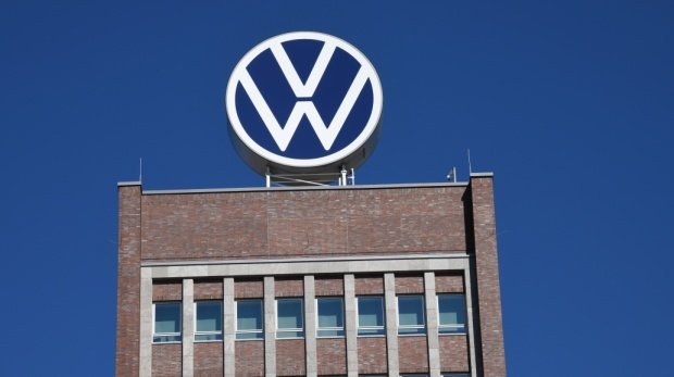VW-Logo auf dem Unternehenssitz in Wolfsburg