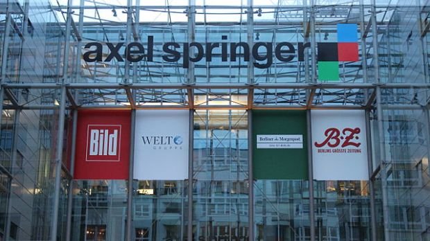 Das Axel Springer Gebäude und Logo in Berlin