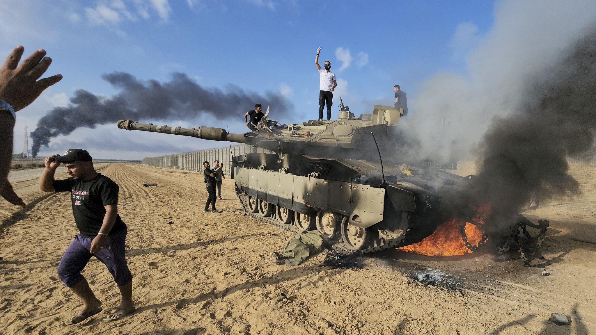 Brennender israelischer Panzer am Tag des Angriffs