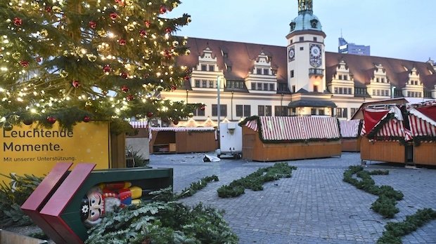 Nussknacker am Boden - Der Weihnachtsmarkt auf dem Markt der keiner ist - Vor dem Alten Rathaus in Leipzig bietet sich ein trostloses Bild: Die Verkaufsstände und Buden sind geschlossen, die Weihnachtsbäume abgebaut, die Kulissen umgelegt.