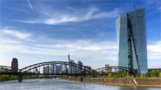 Frankfurter Skyline mit dem Gebäude der EZB im Vordergrund