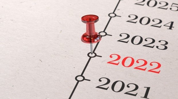 Kalender mit Jahresleiste und rotem Pin auf dem Jahr 2022