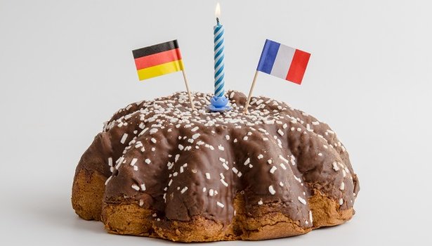 Geburtstagskuchen mit deutscher und französischer Flagge