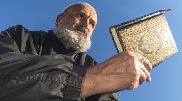 Mann mit Koran (Symbolbild)