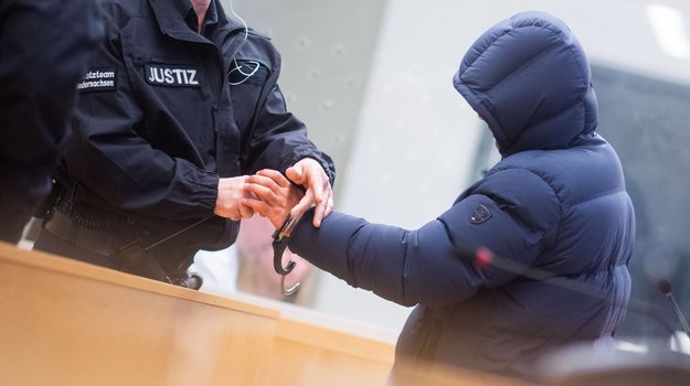 Angeklagter im Prozess gegen Ex-Vorgesetzte des verurteilten früheren Krankenpflegers N. Högel im Gerichtssaal