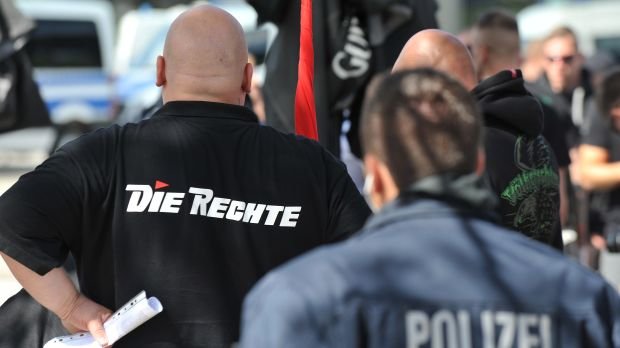 Ein Anhänger der Partei "Die Rechte" am 29.08.2015 in Goslar (Niedersachsen)