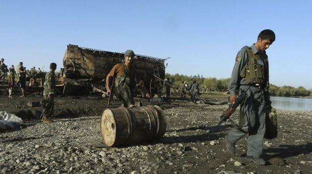 Afghanische Soldaten räumen am Tag nach der Bombardierung am Kundus-Fluss auf.