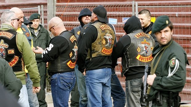 Unter den Augen schwer bewaffneter Polizisten warten Mitglieder des Motorradclubs "Bandidos" 25.03.2010 auf den Beginn des "Rockermord Prozesses" in Duisburg.