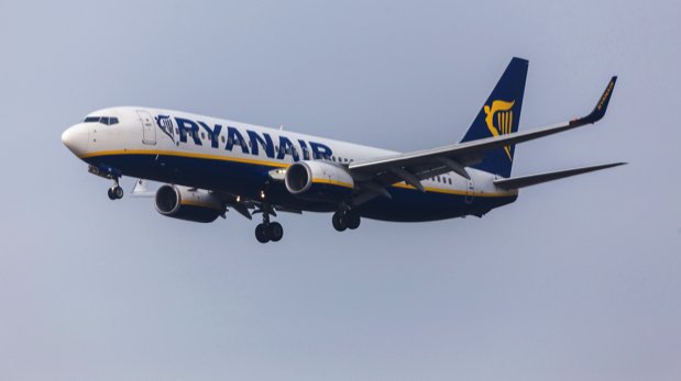 Flugzeug der Airline Ryanair in der Luft.