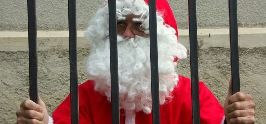 Weihnachtsmann hinter Gittern