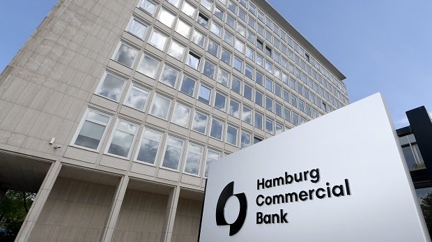 Logo der Hamburg Commercial Bank am ehemaligen Verwaltungsgebäude der HSH-Nordbank in Kiel