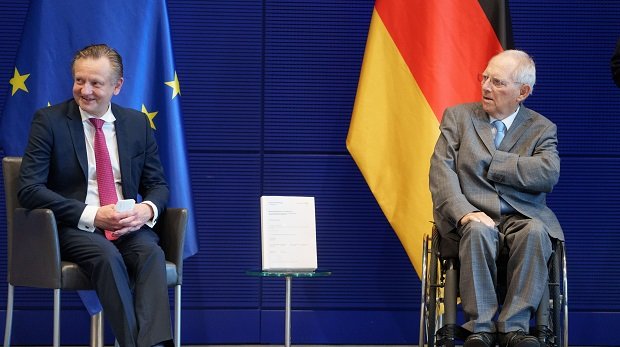 Bundestagspräsident Wolfgang Schäuble nimmt den Abschlussbericht des Wirecard-Untersuchungsausschusses vom Ausschussvorsitzenden Kay Gottschalk entgegen