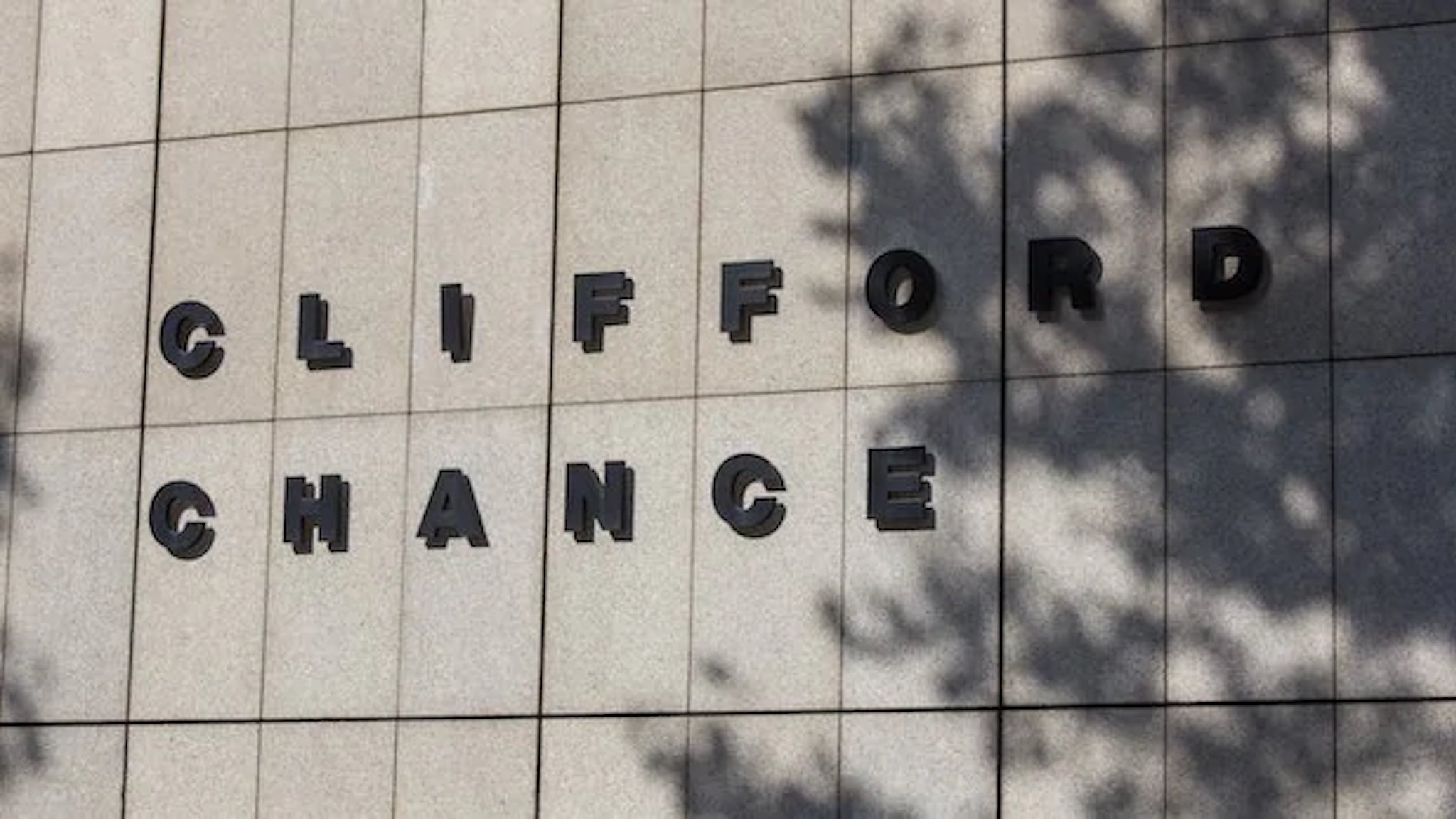 Schriftzug Clifford Chance an Bürogebäude