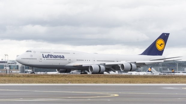 Eine Lufthansa-Boeing am Boden