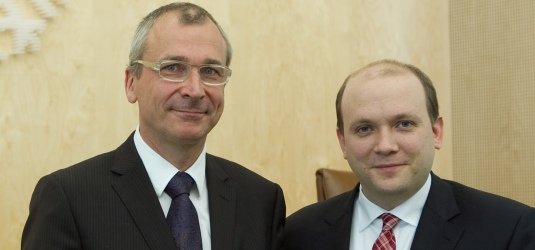 Volker Beck (l.), und Manuel Sarrazin (Bündnis 90/Die Grünen) posieren nach erfolgreicher Klage am 19.06.12 im BVerfG  