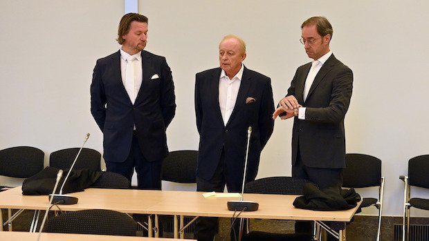 Alfons Schuhbeck mit seinen Anwälten im Gerichtssaal