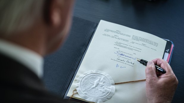 Bundespräsident Frank-Walter Steinmeier unterzeichnet das Gesetzespaket mit Maßnahmen zur Bewältigung der Corona-Krise.