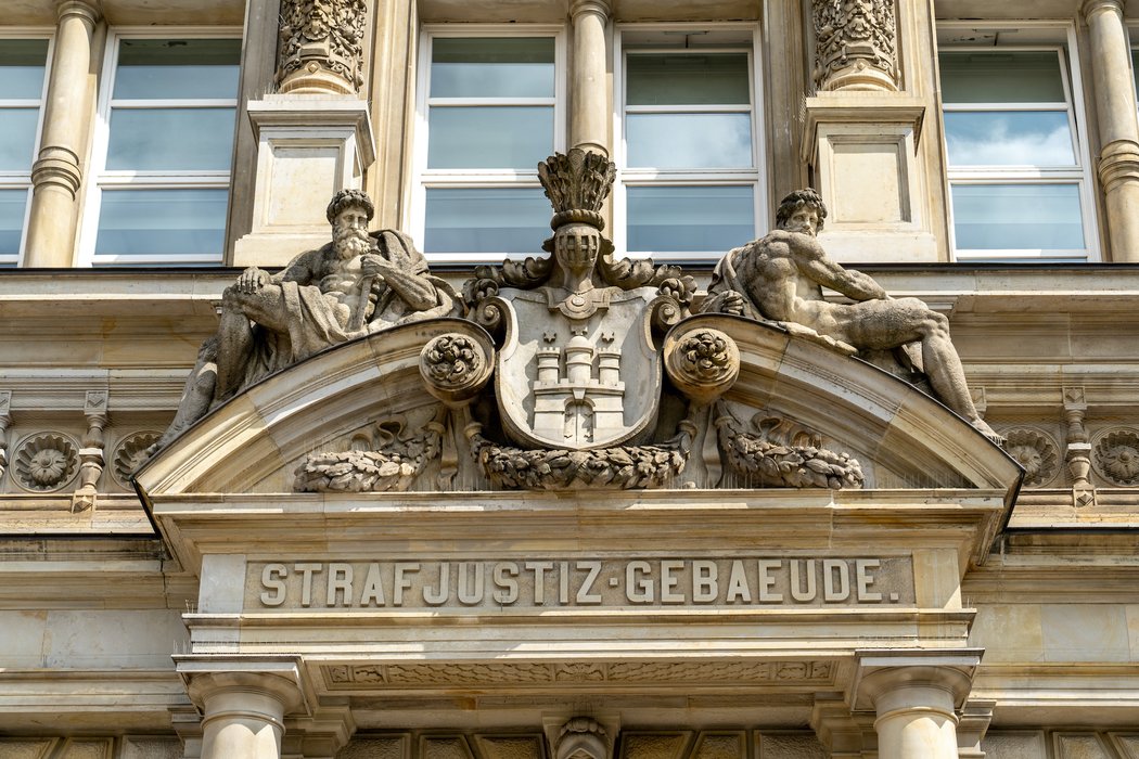 Schriftzug über dem Eingang des Landgerichts Hamburg