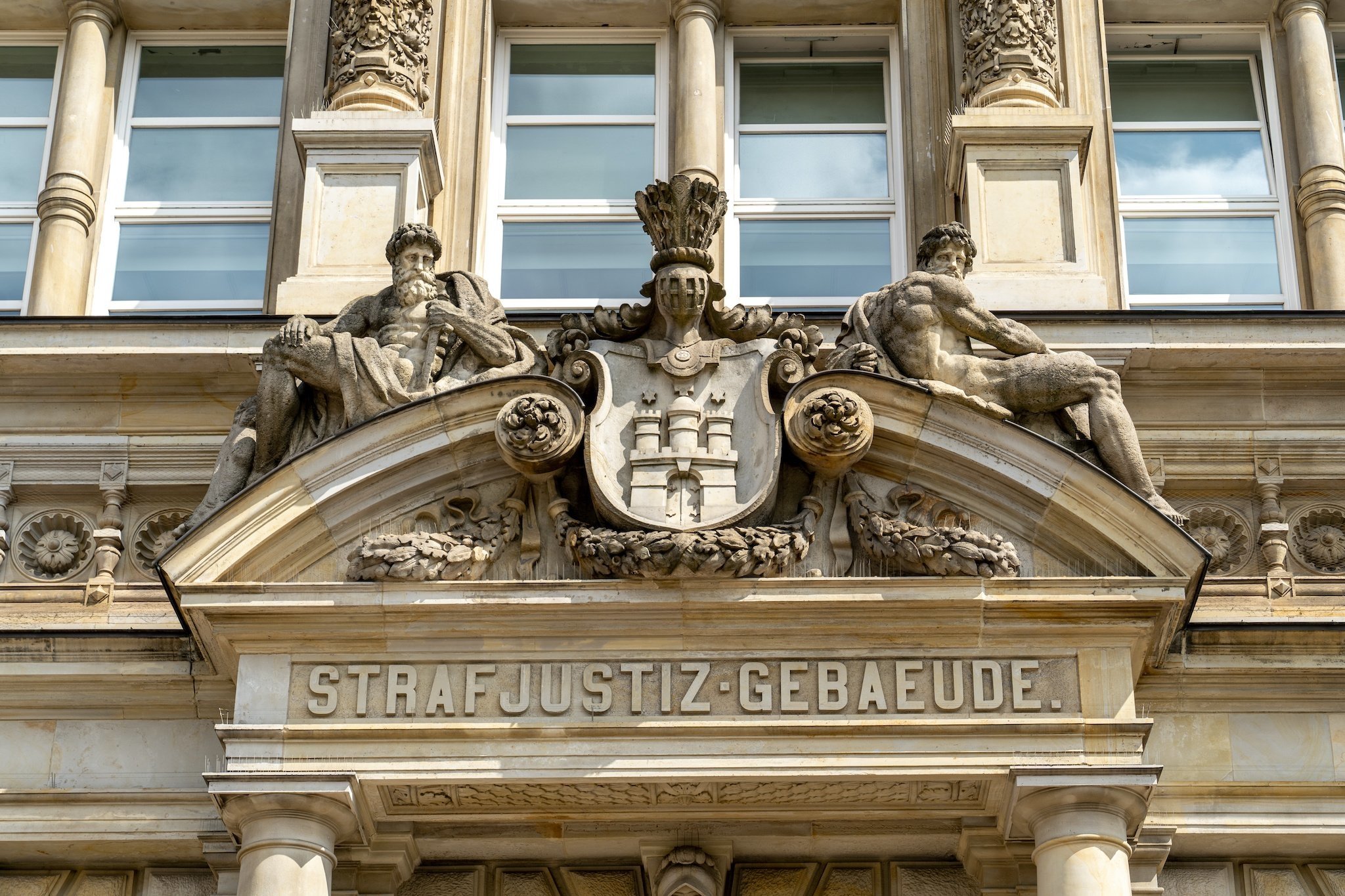 Schriftzug über dem Eingang des Landgerichts Hamburg
