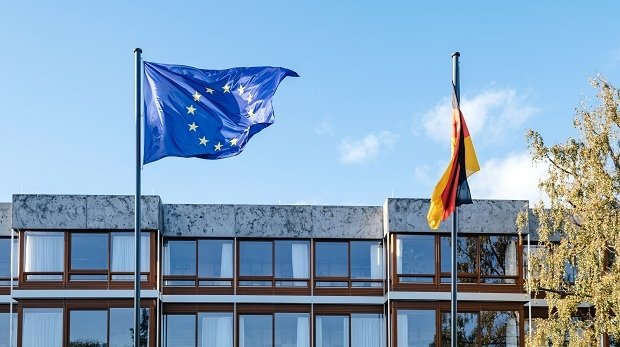 Europa- und Deutschlandflagge vor dem Gebäude des BVerfG in Karlsruhe