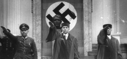 Roland Freisler (Mitte) zwischen den Beisitzern Hermann Reinecke (links) und Ernst Lautz (rechts) bei einer Sitzungseröffnung während des Prozesses gegen die Mitglieder des Kreisauer Kreises und dessen Umfeld nach dem Hitler-Attentat vom 20. Juli 1944