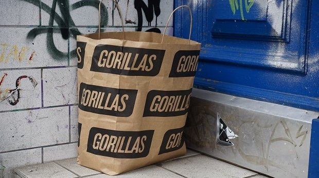Tüte von Gorillas vor einer Haustür.