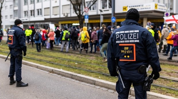 Polizisten stehen neben Teilnehmern einer Demonstration gegen die Corona-Maßnahmen. am 29.1.2022 in Freiburg.