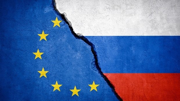 Die Flaggen der EU und Russlands.