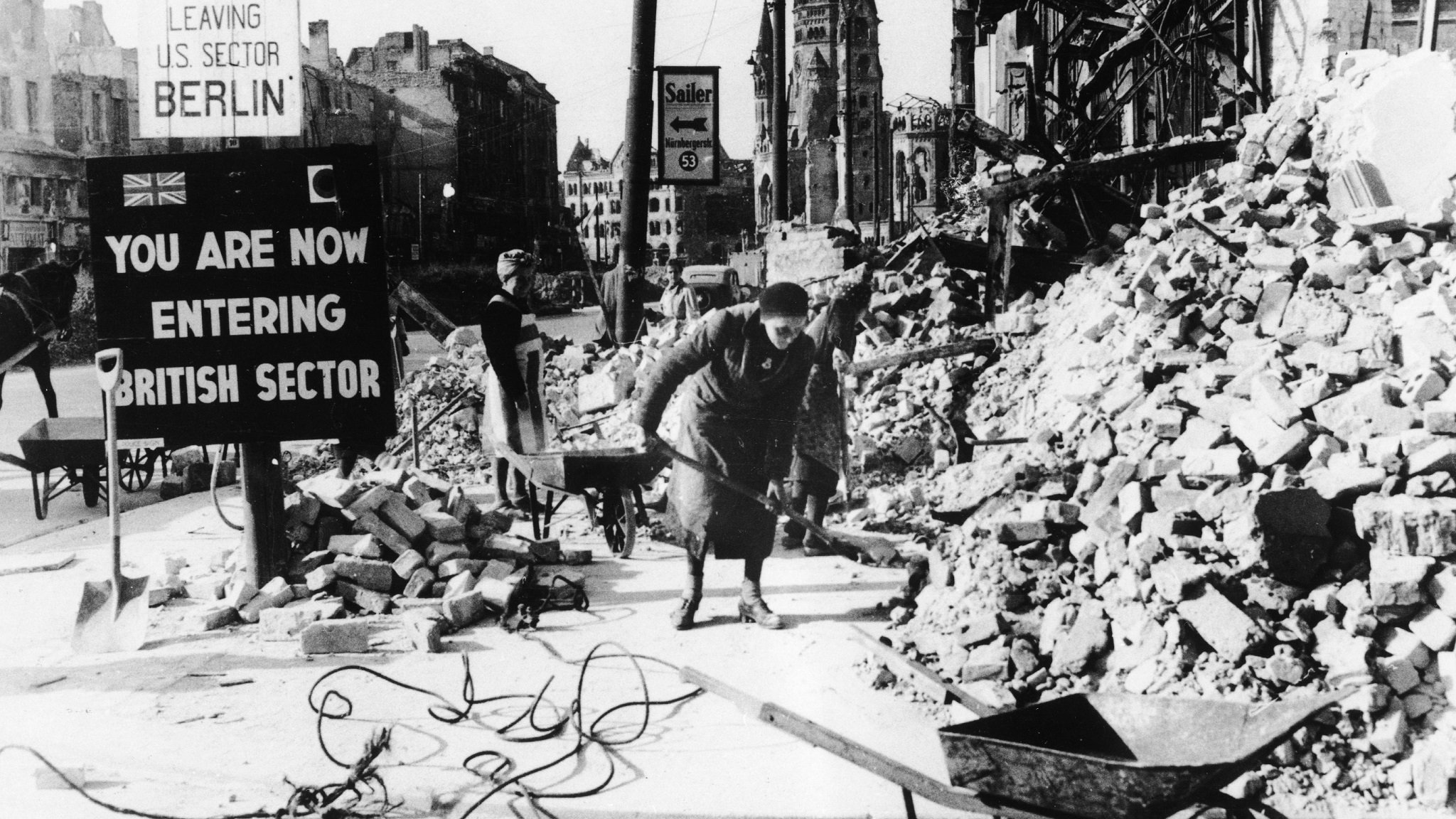 Deutsche Frauen beim Aufräumen der Trümmer in der Berliner Tauentzienstraße, im Hintergrund die Ruine der Kaiser-Wilhelm-Kirche, im Jahr 1945.