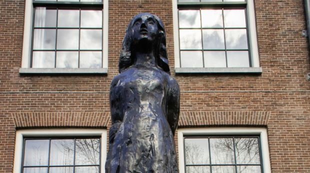 Statue von Anne Frank in Amsterdam