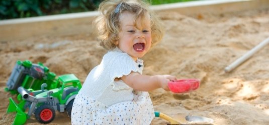 Kind im Sandkasten