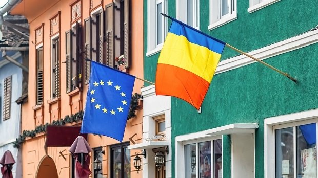 Die EU-Flagge neben der Flagge Rumäniens