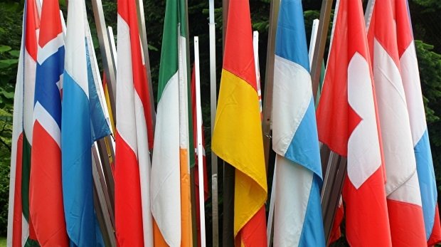 Ein Mix aus internationalen Flaggen (Symbolbild)