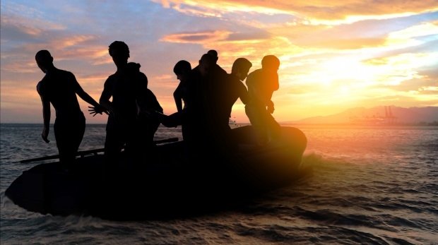 Boot mit Flüchtlingen an der Küste (Symbolbild)