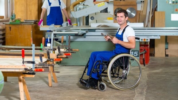 Mann in Behindertenwerkstatt