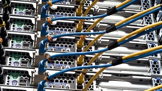Server Racks und Kabel