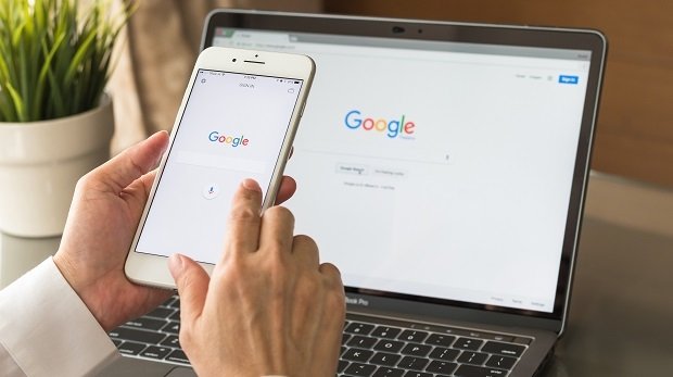 Google-Suchleiste auf einem PC und einem Smartphone