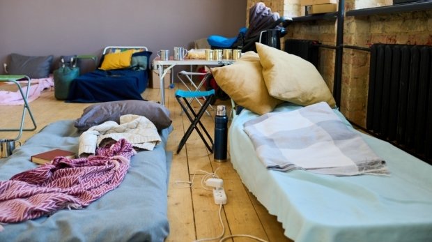 Matratzen liegen auf dem Boden in einer Wohnung (Symbolbild)