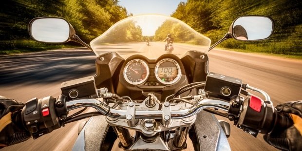 Ego-Perspektive eines Motorradfahrers