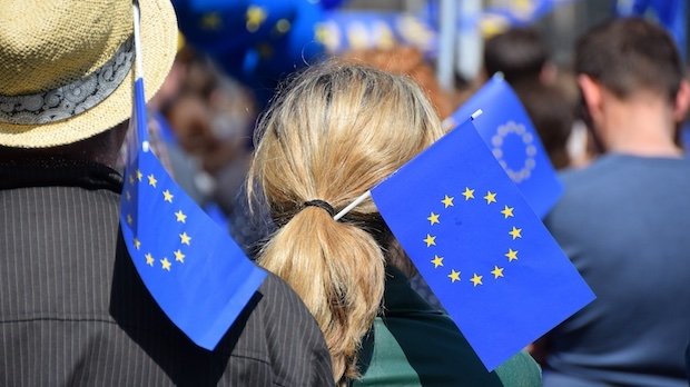 Menschen mit EU-Flaggen