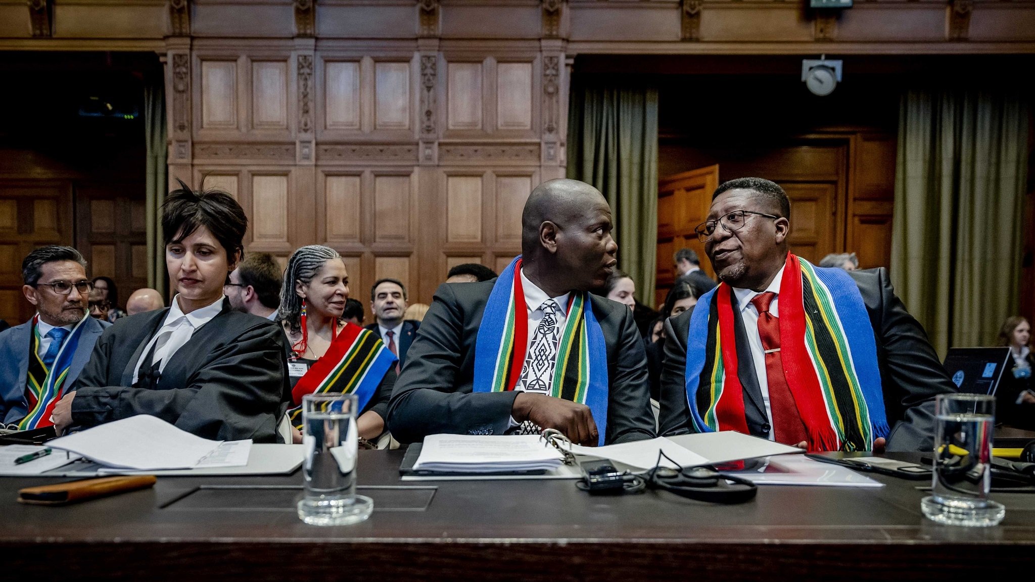 Ronald Lamola (Mitte), Justizminister Südafrikas, und Vusimuzi Madonsela (rechts), südafrikanischer Botschafter in den Niederlanden, bei der Anhörung vor dem IGH.