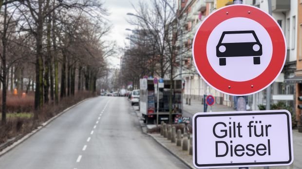Straße mit Diesel-Fahrverbot (Symbol)